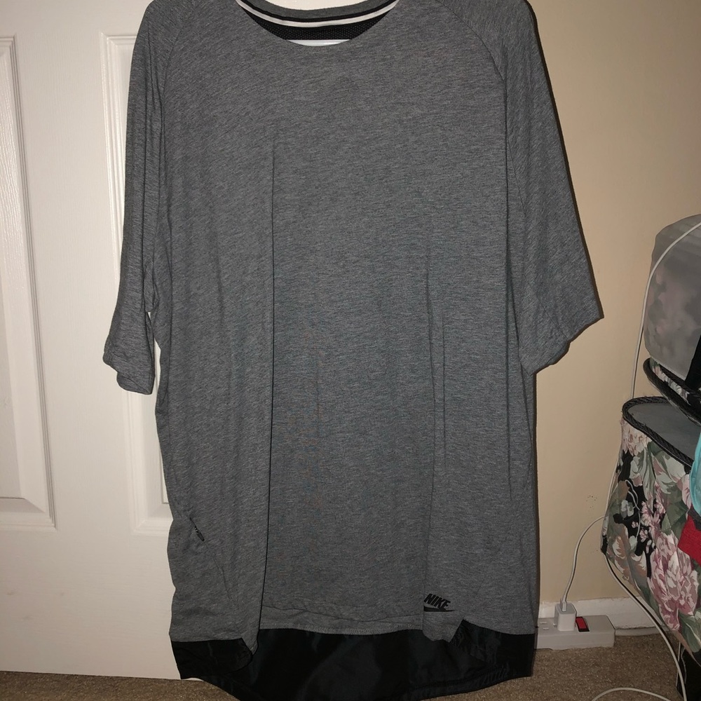 Men’s Nike elongated shirt